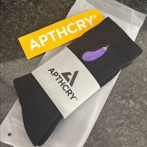 APTHCRY Eggplant crew socks